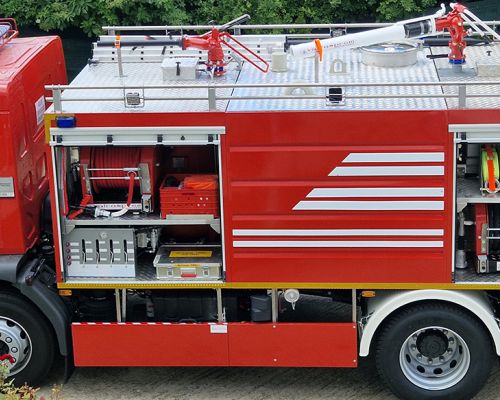 Vatrogasno vozilo VPS 5000-400-500 na šasiji Renault D18HIGH-P4X2-280E6, isporučeno  jedno vozilo gradu Podgorica. Datum isporuke 29.05.2025.